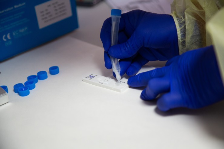 Un sanitario, realizando un test de antígenos. / Foto: Europa Press