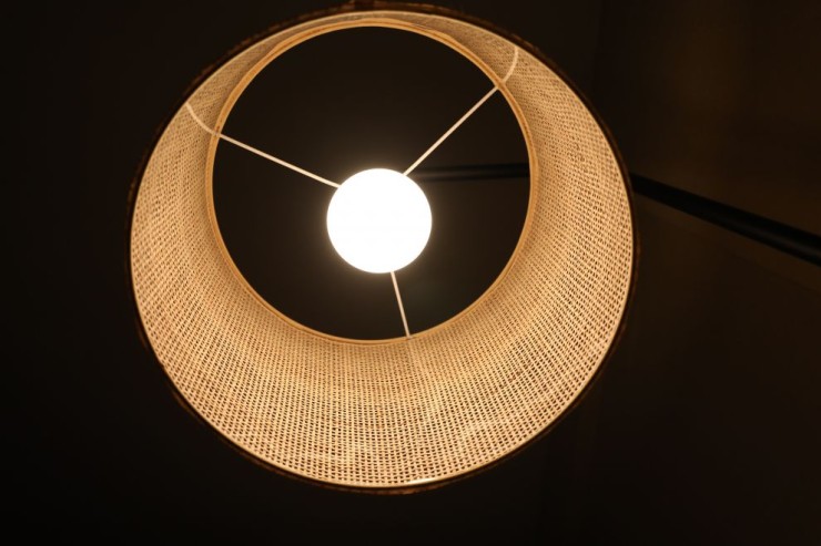 Imagen de una lámpara encendida. / Foto: EP