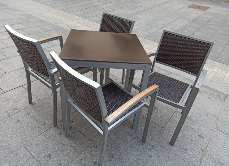 Imagen de una mesa y cuatro sillas en la terraza de un bar. / Foto: EP