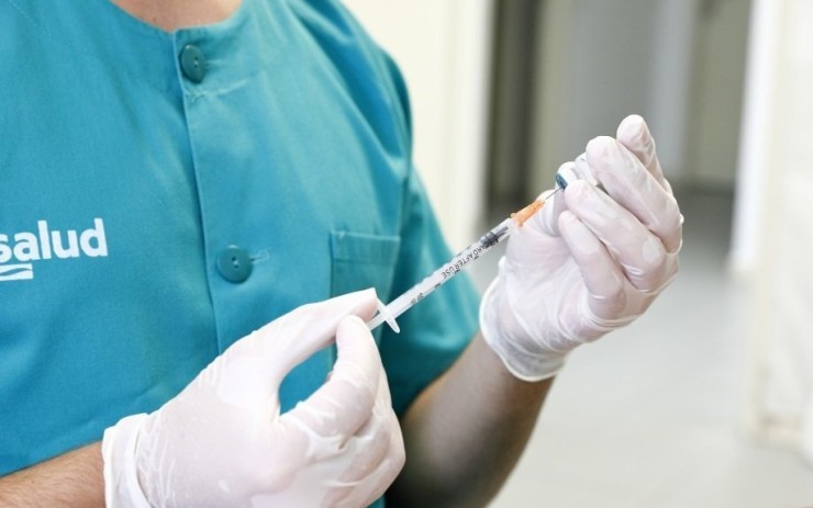 Una sanitaria prepara una dosis de la vacuna contra la COVID-19. /Foto: Europa Press
