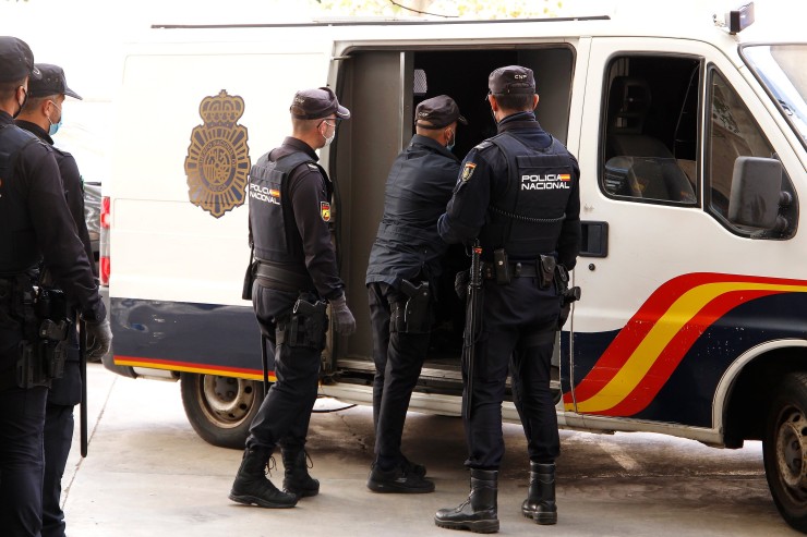 Varios agentes de la Policía Nacional junto a un furgón. / Europa Press