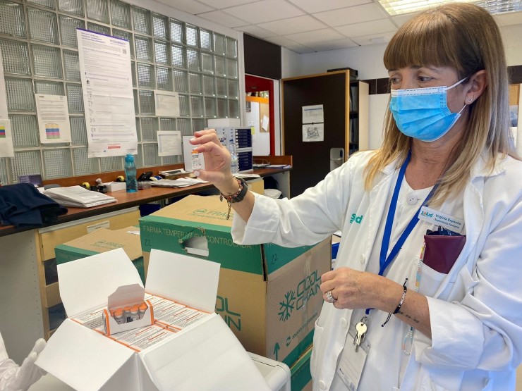 Una supervisora de farmacia muestra un vial de la vacuna pediátrica contra la COVID-19. / Delegación del Gobierno en Aragón