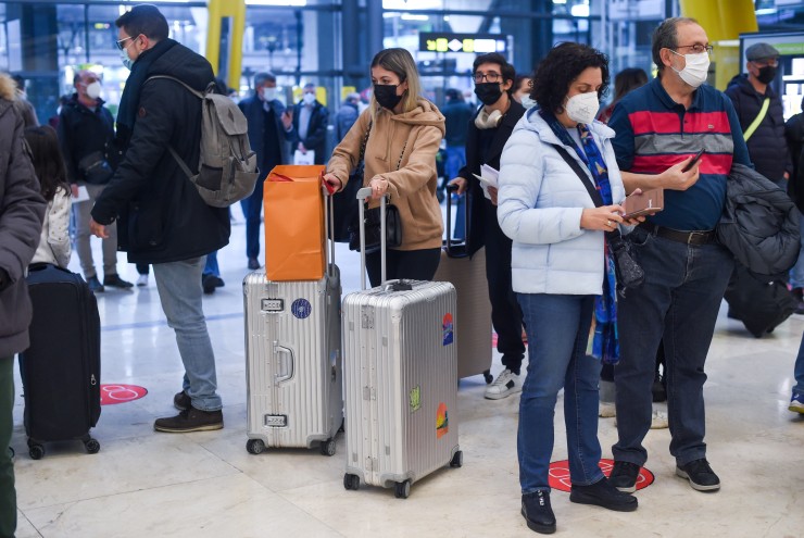Varios viajeros esperando en el aeropuerto Adolfo Suárez - Madrid Barajas.