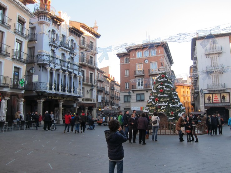 Decoración navideña en la plaza del Torico.