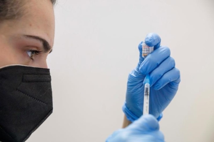 Una enfermera extrae una dosis de la vacuna contra la COVID-19. / Europa Press