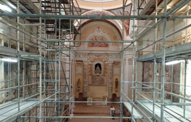 Se ha instalado un gran andamio, para llevar a cabo la restauración de las pinturas (Foto: Europa Press).