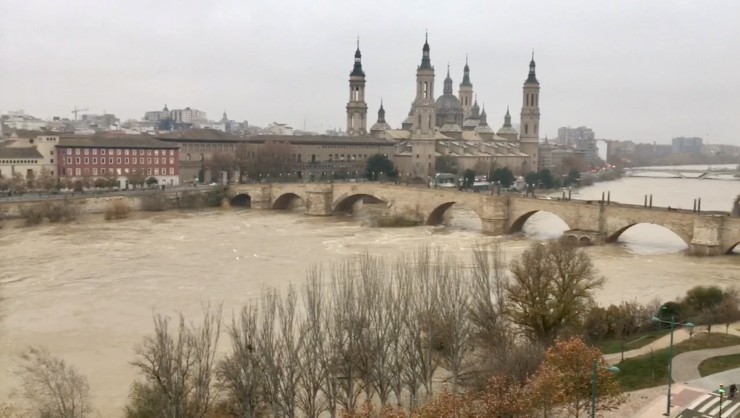 Imagen de la crecida del Ebro, este miércoles, a su paso por Zaragoza.