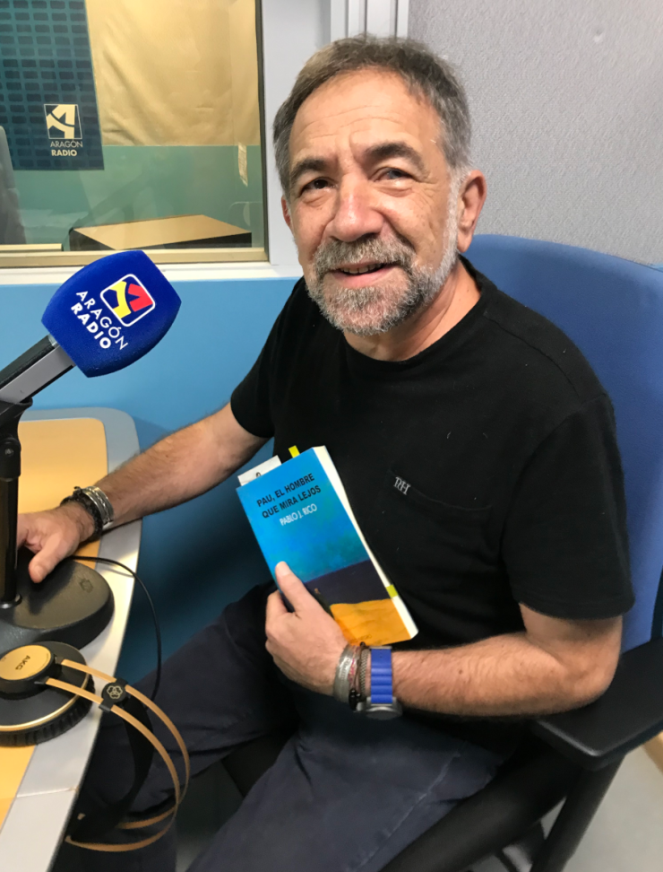 Entrevista a Pablo J. Rico en Aragón Radio junto a su obra "Pau, el hombre que mira lejos"