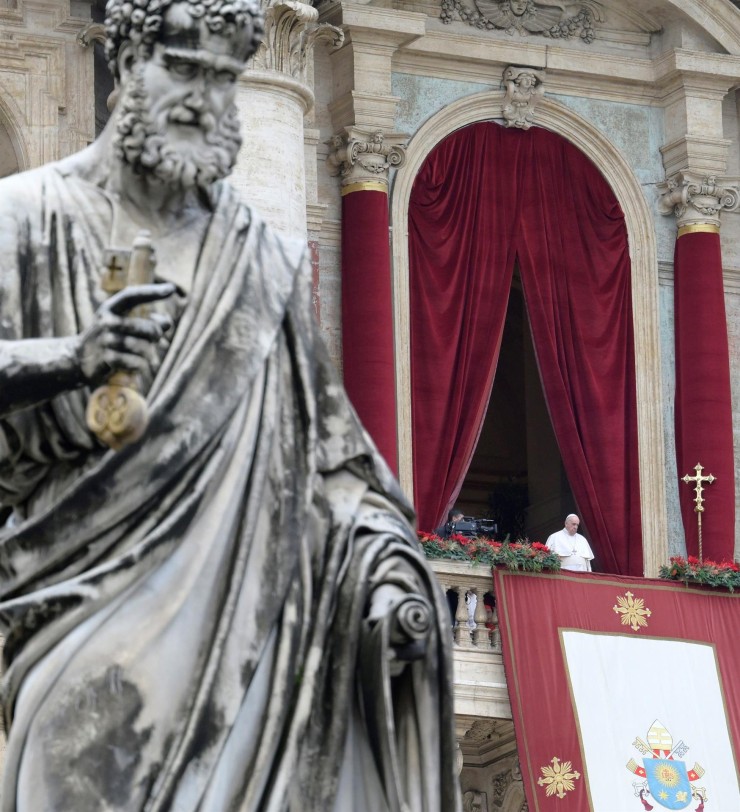 El Papa Francisco mira hacia la plaza de San Pedro durante su mensaje de Navidad. (EFE/EPA/CLAUDIO PERI).