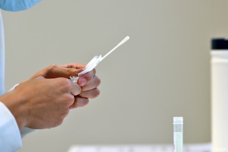 Un sanitario prepara el material para realizar una PCR. / Foto: Europa Press