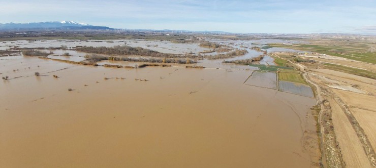 El agua ya se ha desbordado en los campos de Novillas. / Guardia Civil