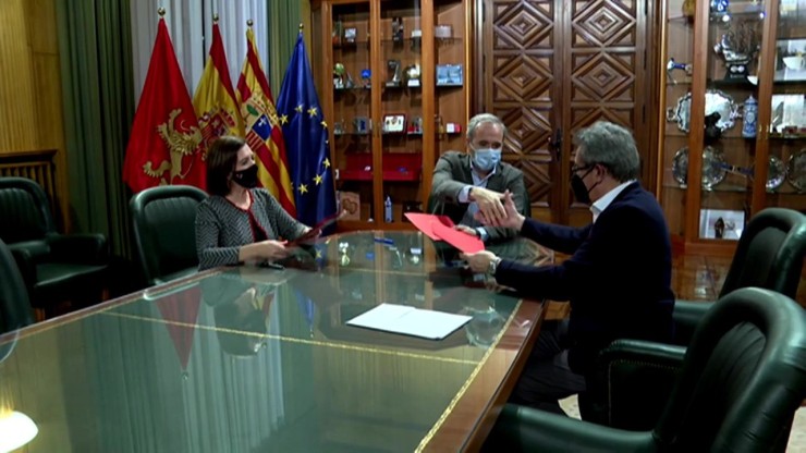 El portavoz del grupo municipal de VOX en el Ayuntamiento de Zaragoza, Julio Calvo, y el alcalde de Zaragoza, Jorge Azcón.