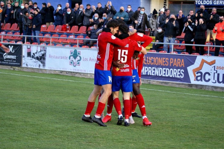 El CD Teruel celebra un gol.