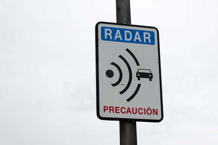 Señal que avisa de uno de los radares instalados en la carretera. /Europa Press