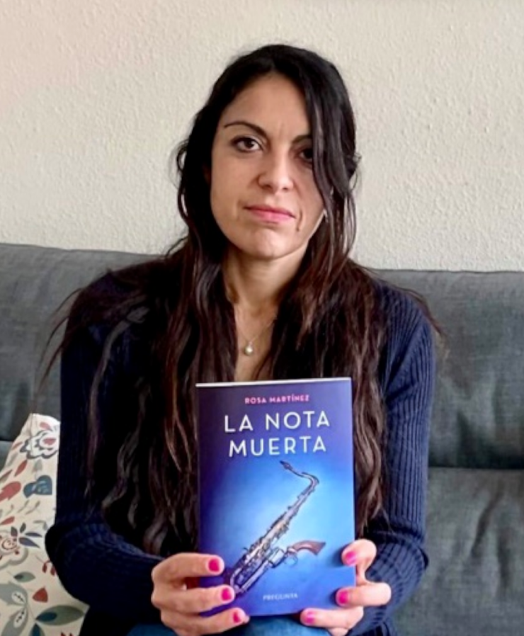 Rosa Martínez junto a su obra "La nota muerta"
