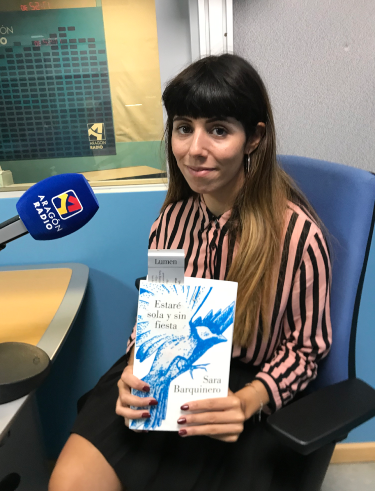 Entrevista Sara Barquinero en Aragón Radio junto a su libro "Estaré sola y sin fiesta"