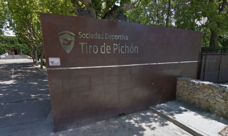 Entrada al club Tiro de Pichón de Zaragoza.