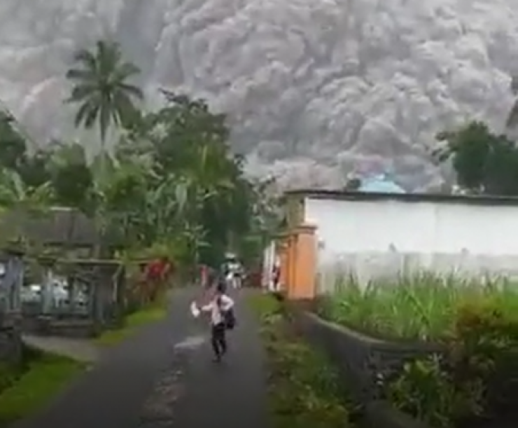 Imagen de la erupción del volcán Semeru. Foto: Twitter.