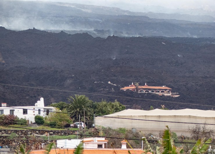 Vista de la colada del volcán este fin de semana desde el mirador de Tajuya. (EFE/ Miguel Calero).