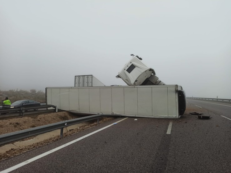 El camión ha quedado cruzado en ambos sentidos de la vía. (Foto: Guardia Civil).