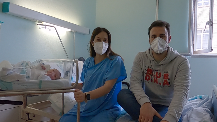 Bruno con sus padres, Sofía y Josete, en su habitación del hospital Miguel Servet de Zaragoza.