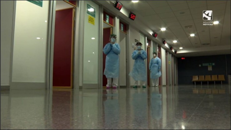 Tres enfermeras aguardan la llegada de pacientes a los boxes.