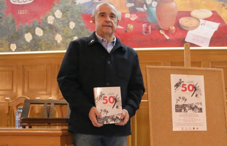 Pepe Arbués, con un ejemplar de su libro. / Foto: Miguel Ramón.
