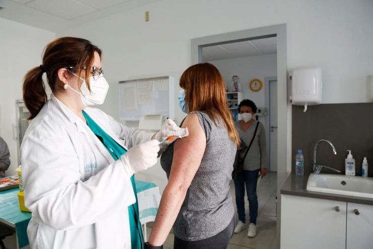 Vacunación en el centro de salud de La Almozara de Zaragoza. / Europa Press.