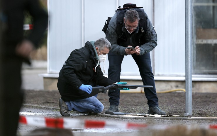 La Policía examina unas armas encontradas en el lugar de los hechos. / Foto: EFE