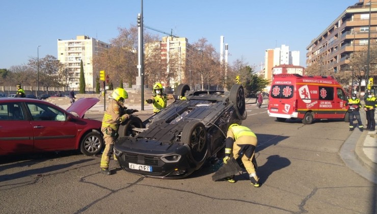 Los bomberos de Zaragoza han logrado enderezar el vehículo para retirarlo de la calzada.