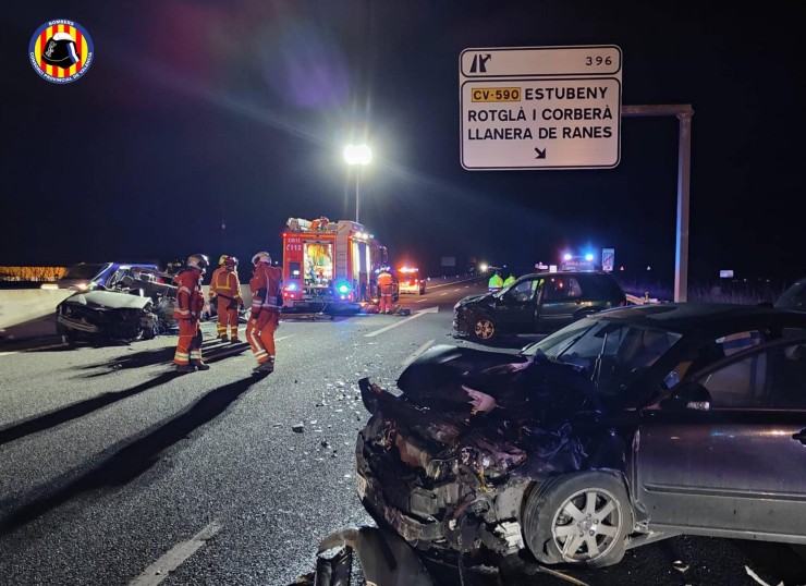 Imagen de los vehículos implicados en la colisión múltiple que se ha registrado esta noche en la autovía A-7 a la altura del municipio valenciano de Rotglà i Corberà, en el que se han visto implicados cuatro vehículos y en el que cinco personas han muerto. (EFE / Consorcio Provincial de Bomberos de Valencia).