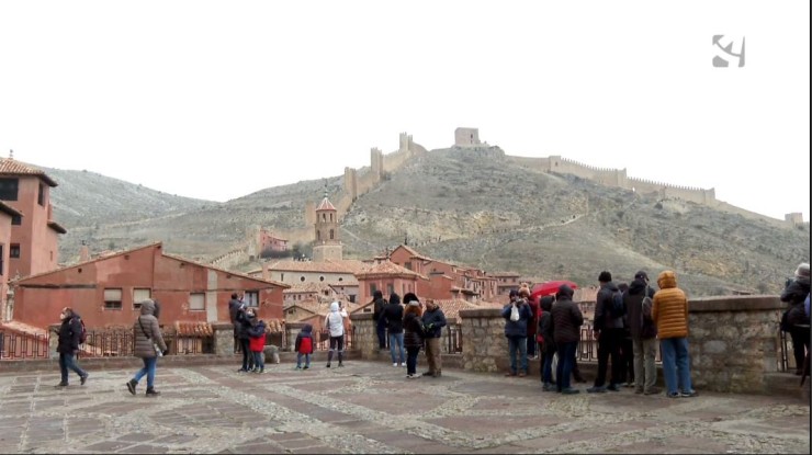 Un grupo de turistas en Albarracín.