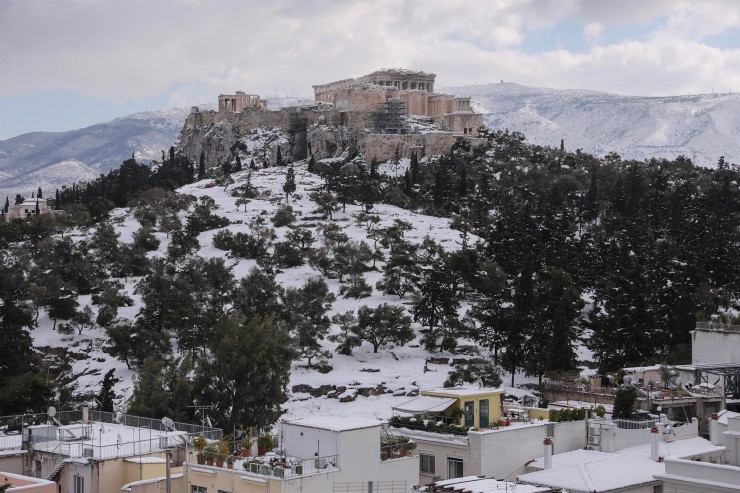 La nieve cubre el Partenón en Atenas (Grecia). / EFE