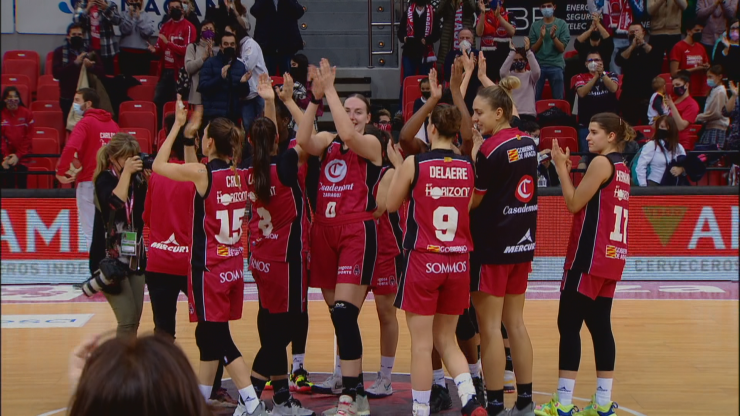 Las jugadoras de Casademont Zaragoza celebran su victoria sobre Cadí La Seu.