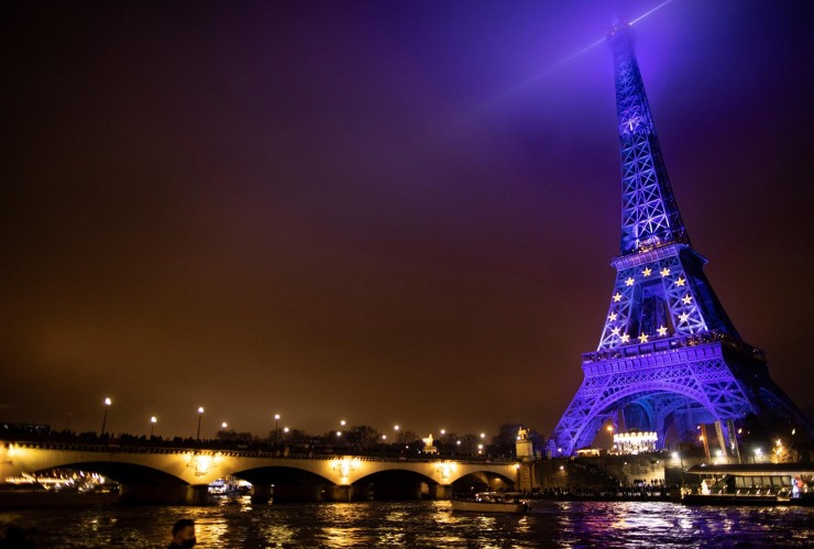 La Torre Eiffel iluminada con la bandera de Unión Europea. /EFE