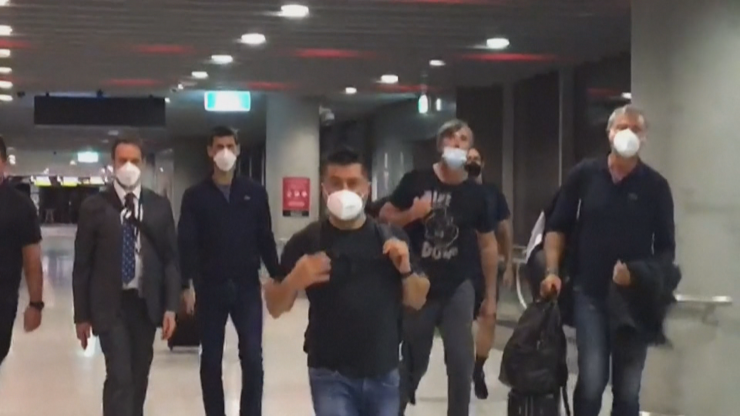 Novak Djokovic y su equipo, en el aeropuerto, justo antes de coger el vuelo en el que ha abandonado Australia.