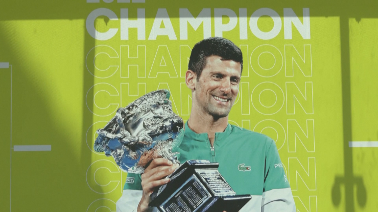 Novak Djokovic, con el trofeo del Abierto de Australia 2021.