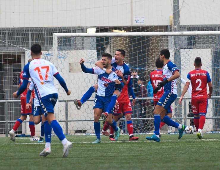 El delantero del Ebro, Éder, celebra un gol durante el partido contra el Numancia. Foto: CD Ebro