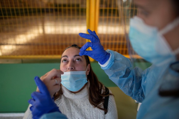 Una enfermera realiza un test de antígenos. | EFE