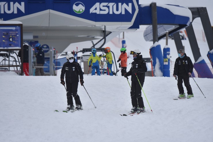 Varios esquiadores en la estación de Astún. / Europa Press