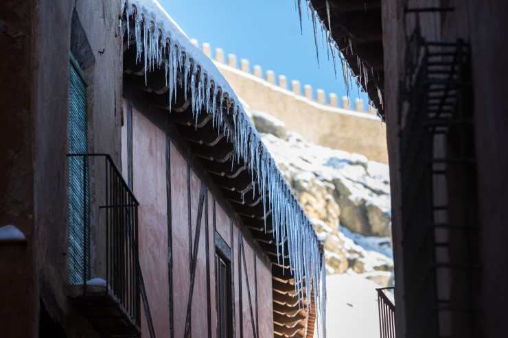 Carámbanos colgados de un tejado de Albarracín. / Foto: EP