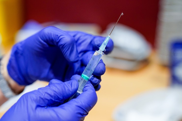 Un trabajador sanitario prepara una dosis de la vacuna de Pfizer-BioNTech contra la COVID-19. / Europa Press.
