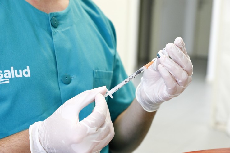 Una sanitaria prepara una dosis de la vacuna contra la COVID-19. /Foto: Europa Press