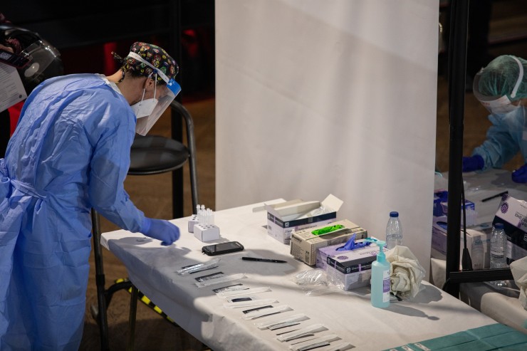 Un sanitario prepara los test de antígenos rápido. (Foto: Europa Press)