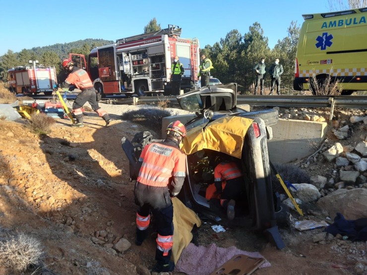 Bomberos de la DPT extraen de un coche a un persona herida en un accidente de tráfico en La Cerollera (Teruel). / DPT