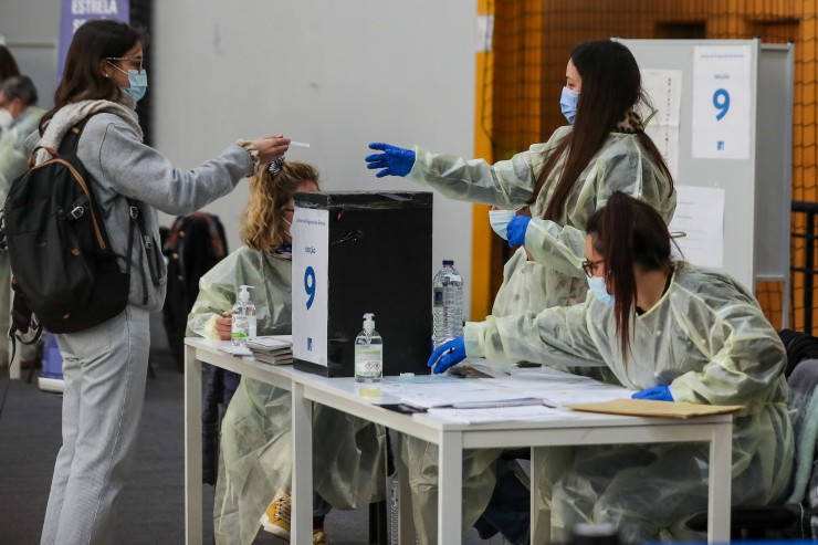 Una joven deposita su voto en las urnas en las elecciones de Portugal. / Foto: EFE.