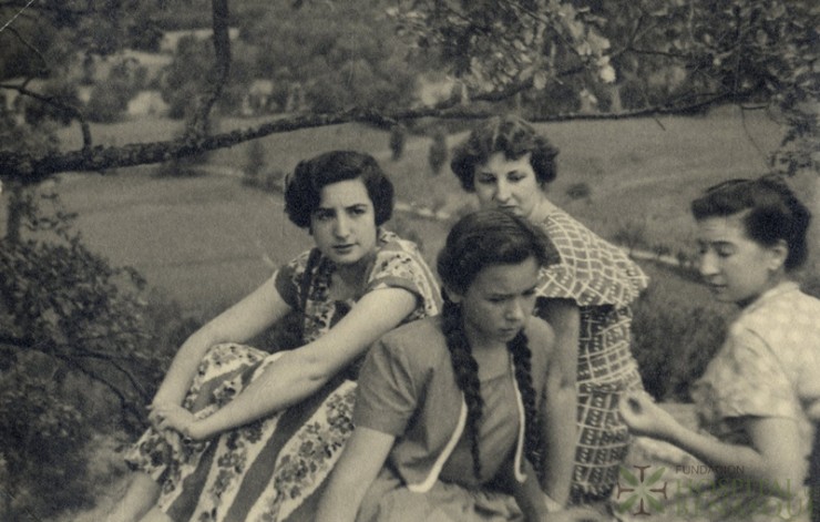 DARA. Retrato de cuatro mujeres sentadas