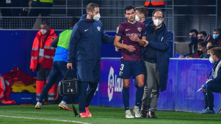 Florian Miguel se retira lesionado durante el encuentro ante el Girona.