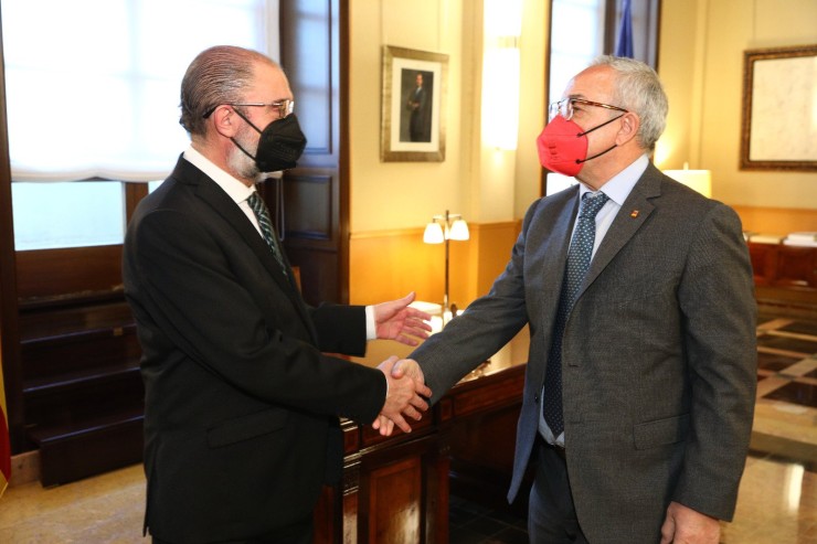 Javier Lambán y Alejandro Blanco estrechan las manos este martes en la sede del Gobierno de Aragón. / GOBIERNO DE ARAGÓN