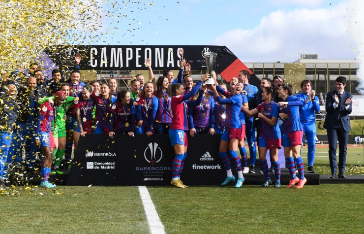 Mapi León, tercera de la fila inferior por la izquierda (4), celebra el título con sus compañeras. Foto: FC Barcelona